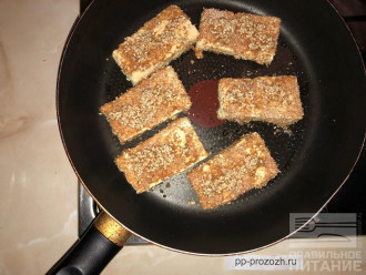 Шаг 6: Обмакните каждый кусочек отдельно сначала в соусе, потом обваляйте в отрубях. 
Сковороду смажьте оливковым маслом и жарьте ка медленном огне примерно 7 минут  с каждой стороны.