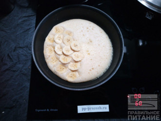 Шаг 5: Через пару минут выложите порезанный банан на половину сковороды.