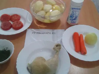 Шаг 1: Подготовьте ингредиенты: окорок курицы, картофель, лук, морковь, помидор, петрушку, соль, воду.