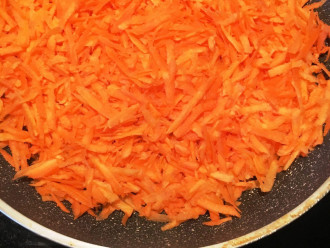 Шаг 4: Тем временем морковь очистите, помойте и натрите на крупной терке. Обжарьте на сковороде в небольшом количестве оливкового масла.