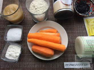 Шаг 1: Приготовьте ингредиенты. Промойте и очистите морковь.