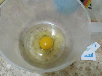 Шаг 2: Соедините яйцо с подсластителем.