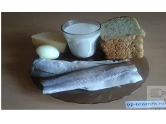 Шаг 1: Подготовьте ингредиенты: филе хека, лук, кукурузный хлеб, молоко, сыр.