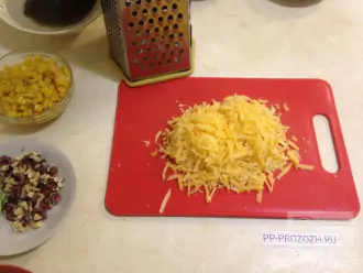 Шаг 3: Сыр натрите на крупной терке.