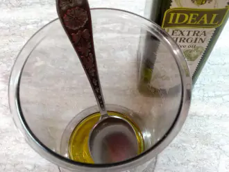 Шаг 2: Налейте масло в емкость для взбивания.