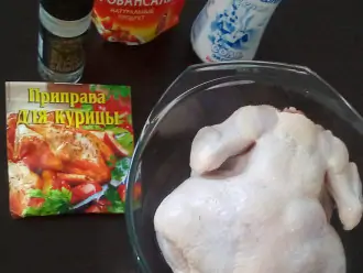 Шаг 1: Подготовьте продукты: тушку курицы, майонез домашний, соль, чеснок, приправу для курицы, черный молотый перец.