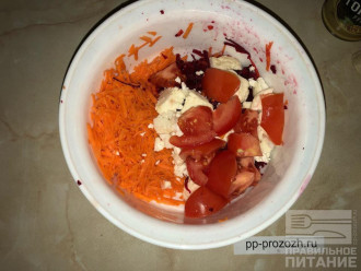 Шаг 2: Натрите на большой терке свеклу и морковь. 
Нарежьте помидор и цветную капусту.