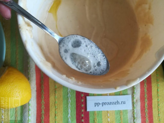 Шаг 4: Смешайте все в одной чаше. Добавьте соду гашенную лимоном. Затем всыпьте муку и вмешайте три оставшихся яйца. И еще раз перемешайте миксером.
