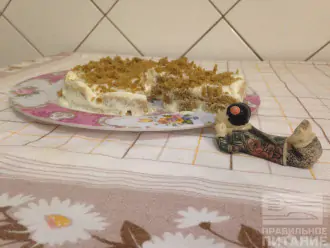 Шаг 9: Выньте торт из холодильника, верх присыпьте крошками от обрезков коржа. 
Подавайте на стол.