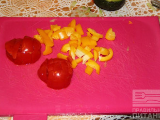 Шаг 6: Нарежьте перец и помидор.