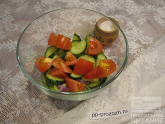 Шаг 4: Теперь нарежьте огурцы и помидоры и добавьте к остальным ингредиентам. 