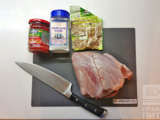 Шаг 1: Подготовьте ингредиенты: говяжье сердце, томатную пасту, перец черный молотый, соль.