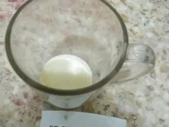 Шаг 2: Высыпьте желатин в стакан.
