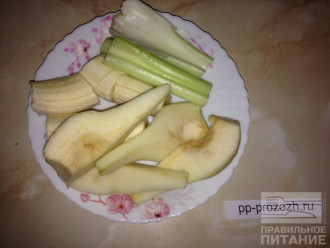 Шаг 2: Нарежьте грушу, банан и стебель сельдерея.