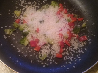Шаг 4: Обжарьте перец, брокколи и рис на оливковом масле.