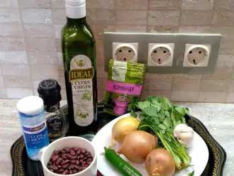 Шаг 1: Подготовьте ингредиенты для приготовления лобио: фасоль, лук, зеленый жгучий перец, кинзу, кориандр, соль, перец, растительное масло, чеснок.