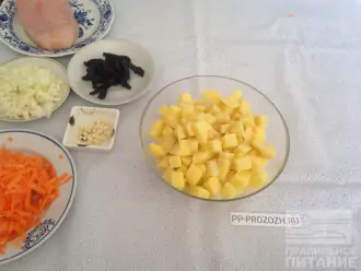 Шаг 4: Картофель нарежьте средним кубиком.