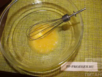 Шаг 2: Яйцо взбейте с солью.