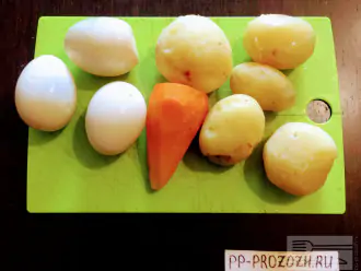 Шаг 3: Яйца, картофель и морковь отварите до готовности, остудите и почистите.