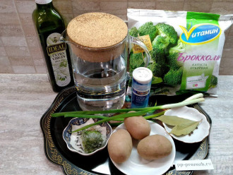 Шаг 1: Подготовьте ингредиенты для приготовления крем-супа: брокколи, картофель, шпинат, воду, оливковое масло, зеленый лук, соль, перец, лавровый лист.