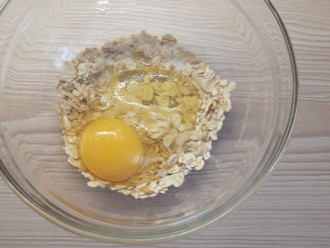 Шаг 2: Соедините овсяные хлопья, молоко и яйцо.  Перемешайте вилкой. Добавьте соль по вкусу. Обжарьте на сковороде без добавления масла.