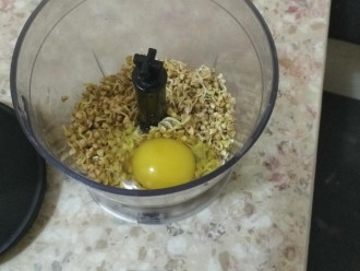 Шаг 2: В чашу блендера выложите пророщенную гречку и яйцо.