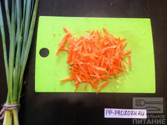 Шаг 6: Морковку очистите от кожуры и нарежьте соломкой.