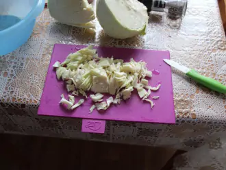 Шаг 5: Нарежьте белокочанную капусту.