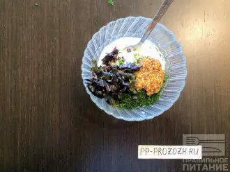 Шаг 2: В глубокую тарелку высыпьте сметану, горчицу и мелко порезанную зелень с базиликом. Тщательно перемешайте все ингредиенты.