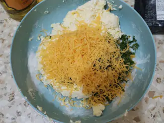 Шаг 3: Добавьте мелко порезанную зелень и натертый на мелкой терке сыр.