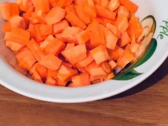 Шаг 3: Нарежьте кубиками морковь. 