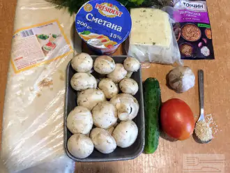 Шаг 1: Для приготовления шаурмы возьмите: лаваш, сметану, огурец, помидор, шампиньоны, сыр Тофу, вареное яйцо, чеснок, зелень, кунжут, горчицу в зернах, соль, перец.