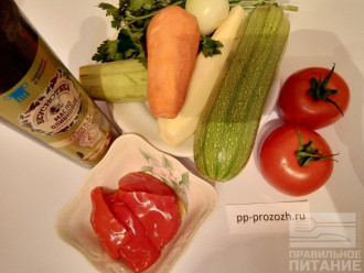Шаг 1: Подготовьте ингредиенты: кабачки, лук репчатый, морковь, помидоры, оливковое масло, укроп, петрушку, сладкий перец, чеснок.