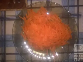 Шаг 3: Натрите морковь и отправьте к рыбе.