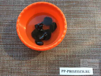 Шаг 4: Замочите чернослив в теплой воде на 15 минут.