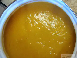 Шаг 6: Дайте супу немного остыть, затем измельчите все ингредиенты погружным блендером до консистенции пюре. 
Суп готов. 