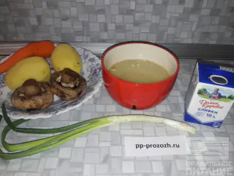 Шаг 1: Подготовьте все необходимые ингредиенты: картофель, морковь, грибы, бульон, сливки и зелёный лук.
