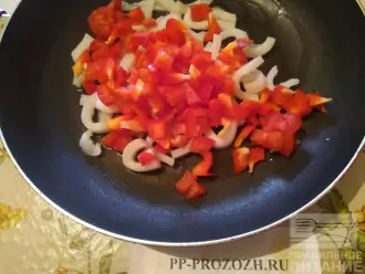 Шаг 6: Добавьте на сковородку оливковое масло, нагрейте. И затем положите кальмары и овощи. Все слегка обжарьте.