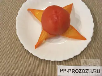 Шаг 2: Снимите кожуру с помидоров. Для этого надрежьте её и опустите помидор на 10 секунд в кипяток.