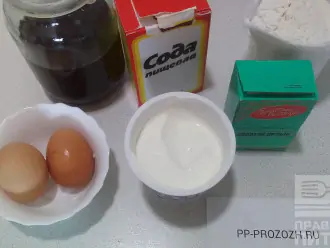 Шаг 1: Подготовьте ингредиенты: яйца, мед, сметану, соду, пшеничную и овсяную муку, какао-порошок.