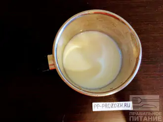 Шаг 5: В молоке замочите желатин примерно на пол часа, затем доведите до кипения.