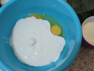 Шаг 2: В миске взбейте яйца с кефиром.