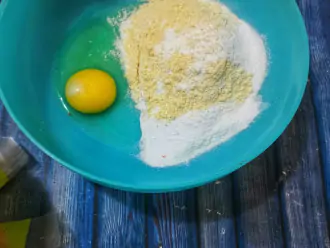 Шаг 2: Соедините яйцо с мукой и разрыхлителем.