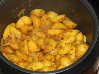Шаг 7: Через 20 минут проверяем картофель на готовность.