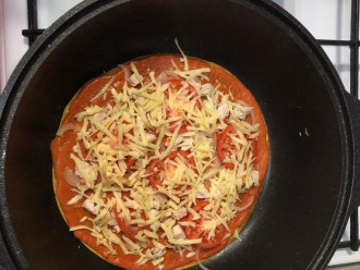 Шаг 10: Выкладывайте все подготовленные ранее ингредиенты в следующем порядке: куриная грудка, лук, помидоры, сыр. Накройте сковороду крышкой до тех пор, пока сыр не расплавится.