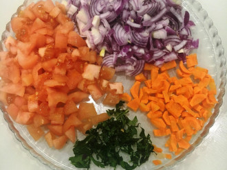 Шаг 4: Нарежьте морковь, красный лук и зелень.
