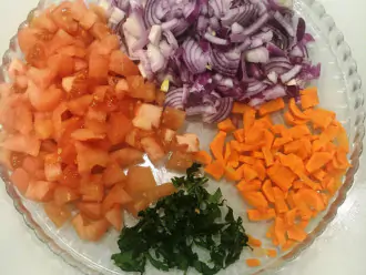 Шаг 4: Нарежьте морковь, красный лук и зелень.