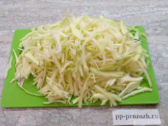 Шаг 7: Нарежьте капусту.
Как только фасоль сварится, добавьте к ней капусту. Посолите. После закипания поварите 5 минут и добавьте первую зажарку (лук, морковь, перец). Нарежьте картофель кубиком и добавьте к фасоли с капустой. Добавьте душистый перец.