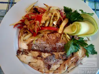 Шаг 6: Готовую рыбу выложите на блюдо вместе с овощным рататуем.
