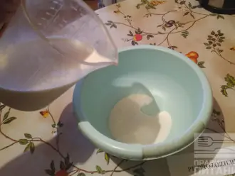 Шаг 2: Налейте молоко в чашку.